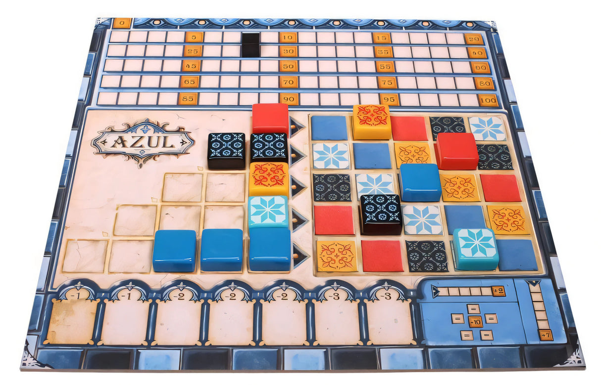 Планшет игрока Azul крупным планом с разноцветными плитками на игровом поле и треке очков