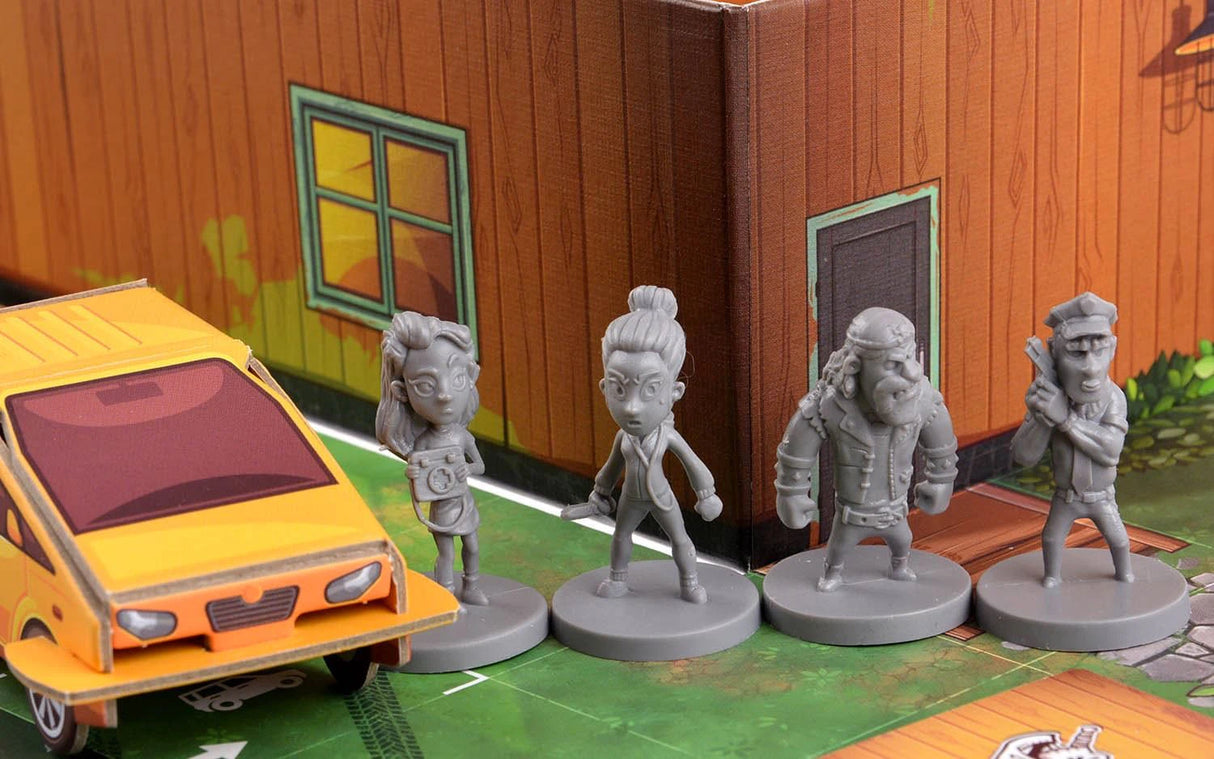 Крупный план: четыре серые пластиковые фигурки персонажей у 3D-дома и жёлтой машины
