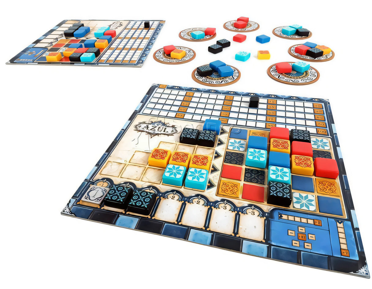 Игровой процесс Azul: игровые планшеты, круглые фабрики и разноцветные фишки-плитки на белом фоне