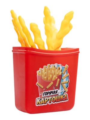 Красный стаканчик игры, наполненный жёлтыми игровыми палочками.