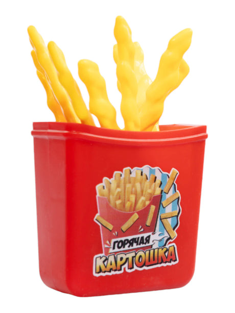 Красный стаканчик игры, наполненный жёлтыми игровыми палочками.