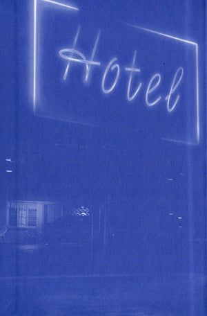 Синяя монохромная иллюстрация ночного мотеля с неоновой вывеской Hotel.