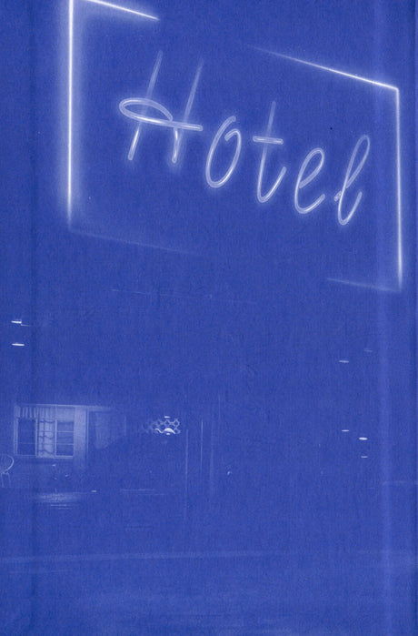 Синяя монохромная иллюстрация ночного мотеля с неоновой вывеской Hotel.