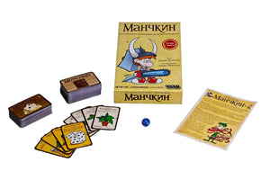 Полный состав игры Манчкин: коробка, колоды карт, кубик и лист правил на белом фоне