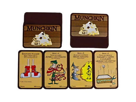 Две колоды карт Munchkin и четыре отдельные карточки предметов на белом фоне