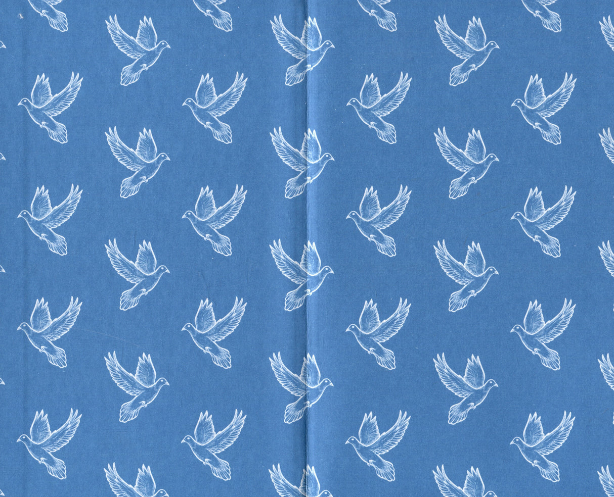 Синий форзац с повторяющимся узором белых голубей