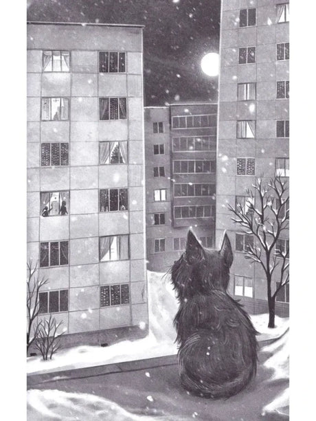 Чёрный котёнок смотрит на заснеженные дома под луной.