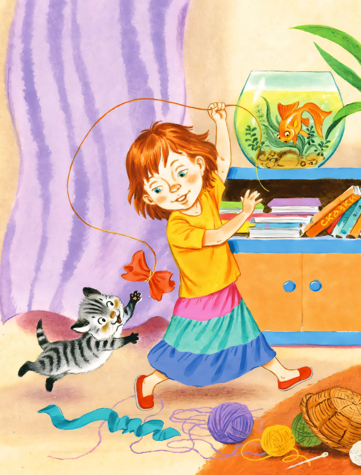 Иллюстрация: девочка играет с котенком и бантиком у аквариума